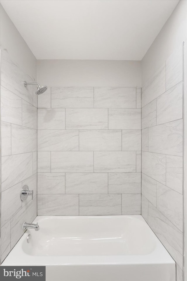 bathroom with tiled shower / bath combo