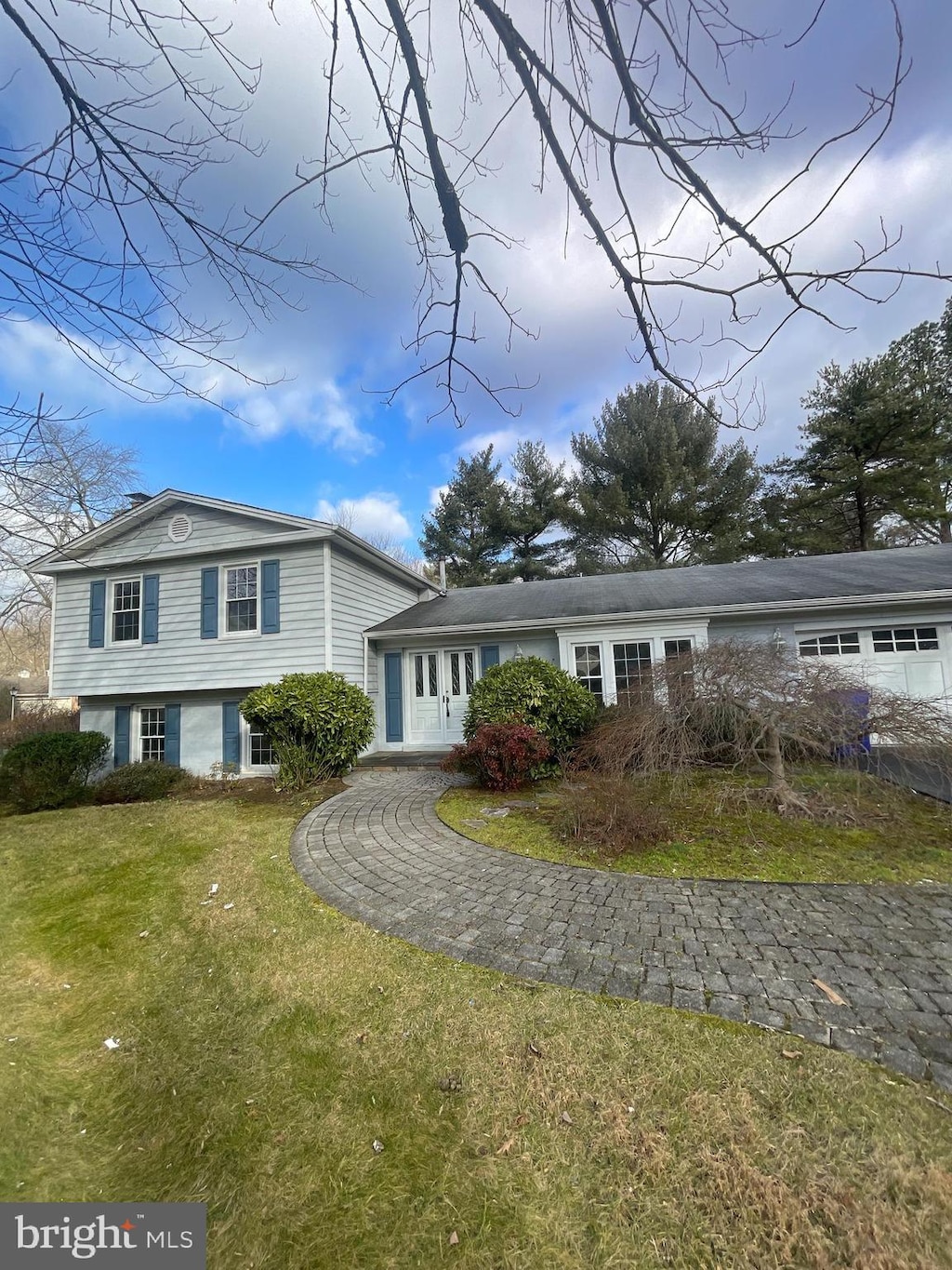 split level home featuring a front lawn