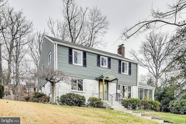 view of front of house with a front lawn