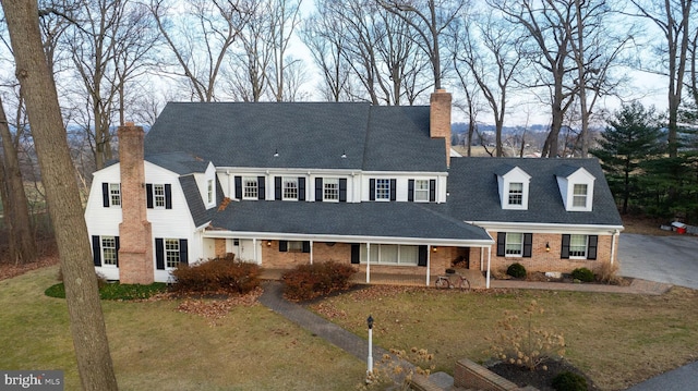 view of front of property featuring covered porch and a front yard