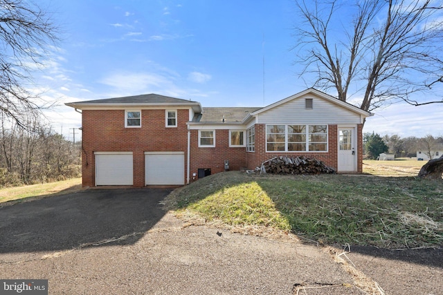 view of front facade with a garage and a front yard