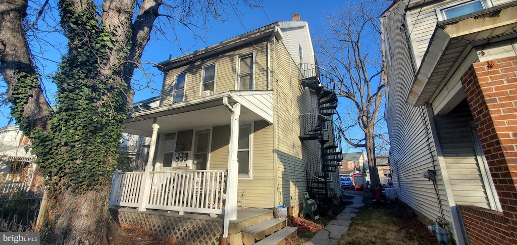 view of front of property featuring a porch