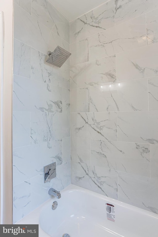 bathroom featuring tiled shower / bath combo