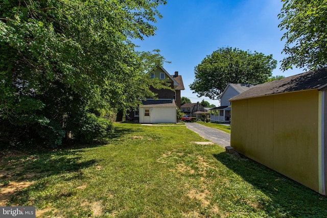 view of yard featuring a storage unit