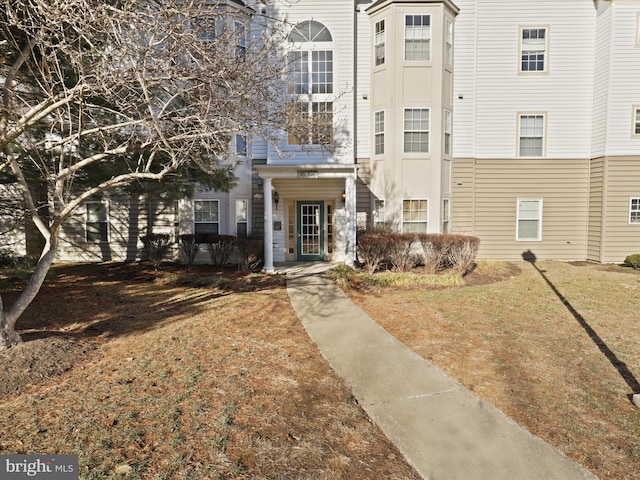 view of front facade featuring a front lawn