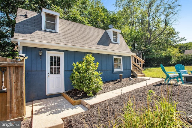 cape cod home featuring a front lawn