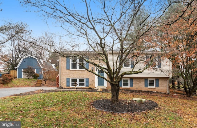 bi-level home featuring a front yard