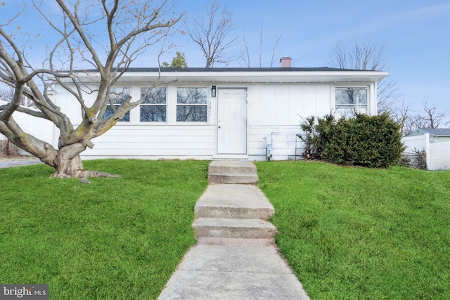 view of front of house with a front lawn