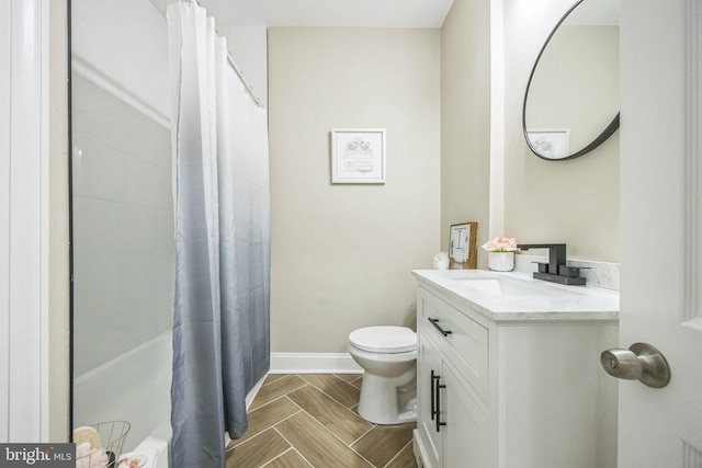 full bathroom featuring shower / bath combo with shower curtain, vanity, and toilet