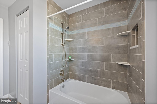 bathroom featuring tiled shower / bath combo