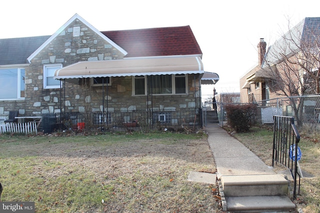 view of front of home featuring a front lawn