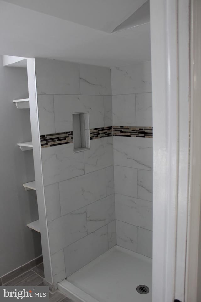 bathroom featuring tiled shower