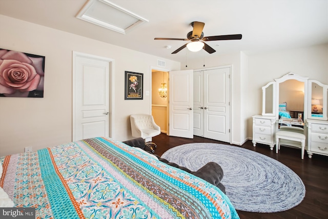 bedroom featuring ceiling fan, dark hardwood / wood-style flooring, and a closet