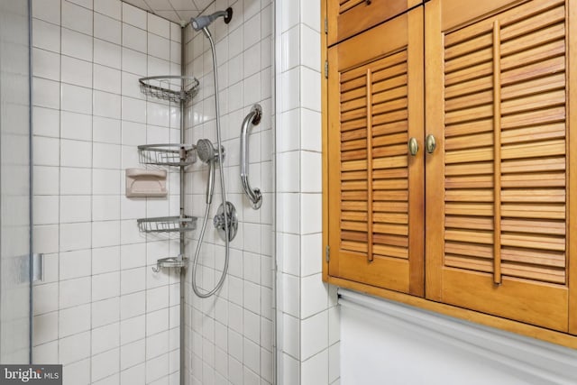 bathroom featuring tiled shower