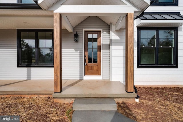 doorway to property with covered porch