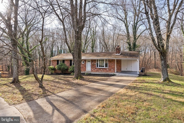 ranch-style home featuring a front lawn and a carport