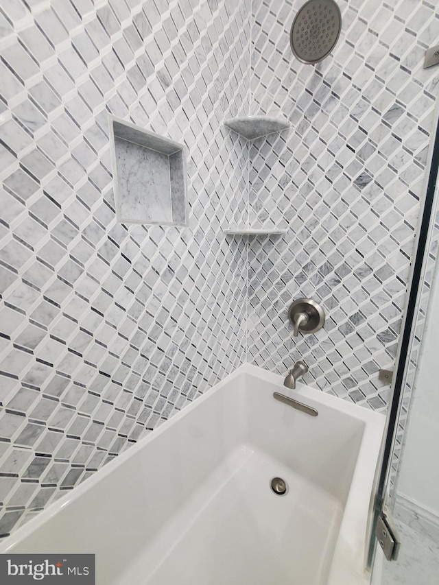 bathroom with tiled shower / bath combo