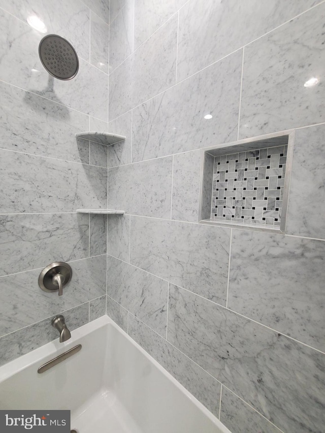 bathroom with tiled shower / bath