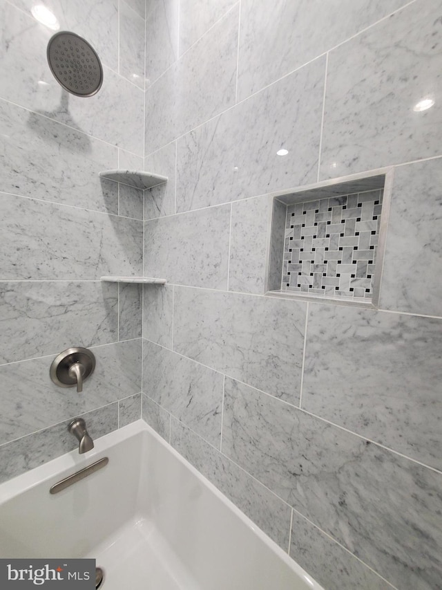 bathroom with tiled shower / bath combo