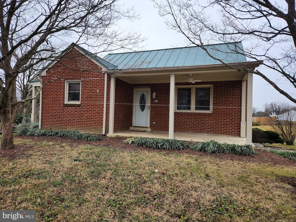 view of front facade featuring a front lawn and covered porch