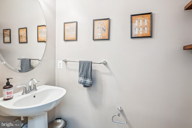 bathroom featuring sink