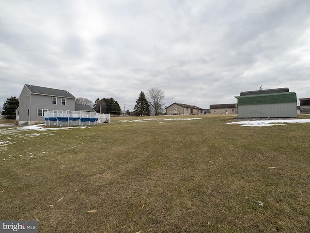 view of yard featuring a storage shed