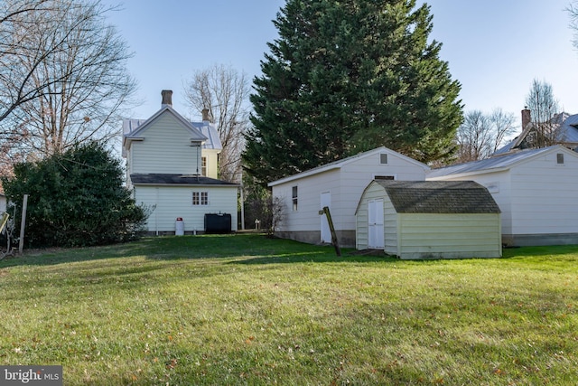 view of yard featuring a storage shed