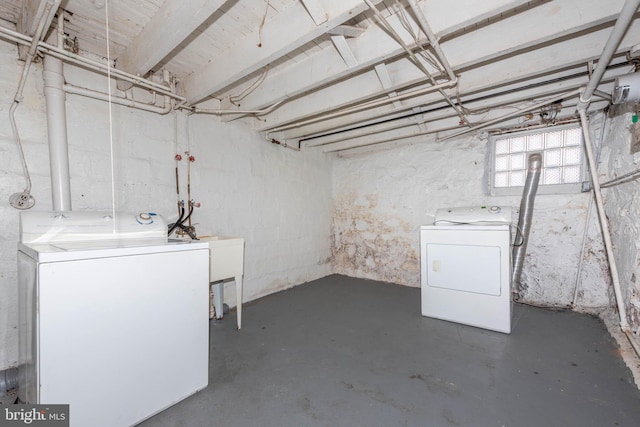 basement with sink and independent washer and dryer