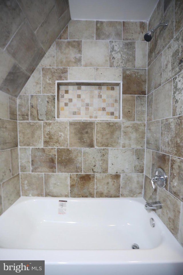 bathroom featuring tiled shower / bath combo