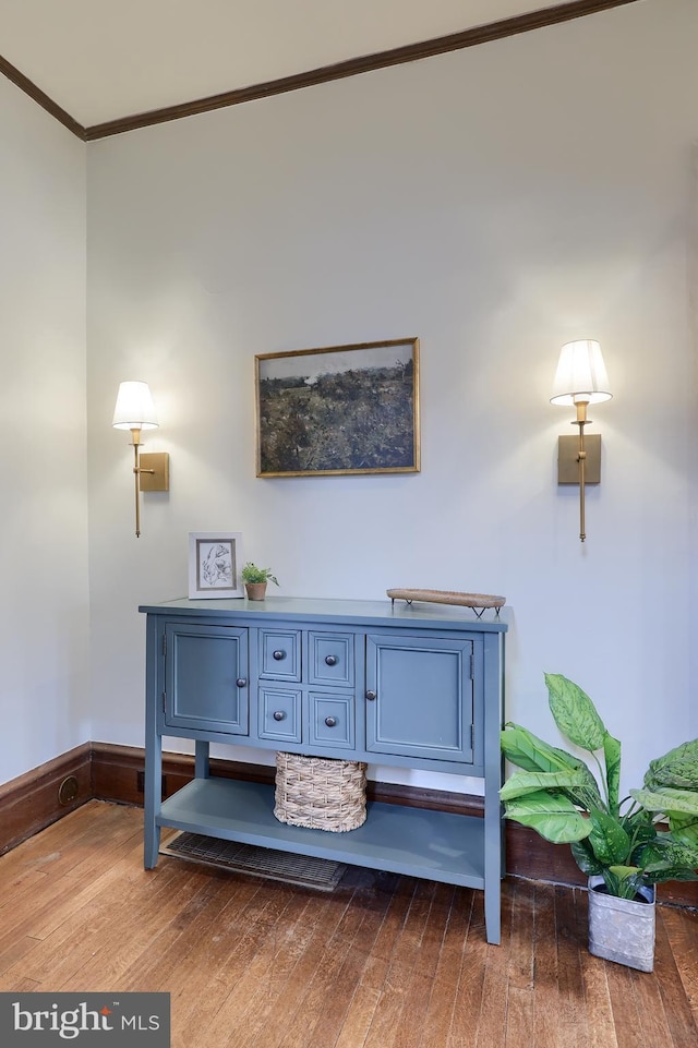 details with wood-type flooring and crown molding