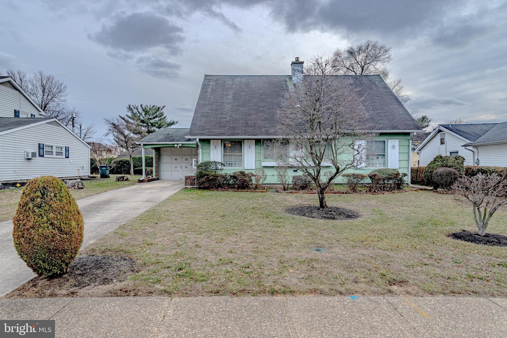 view of front of house featuring a front yard and a garage