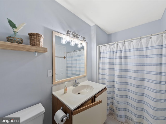 bathroom featuring a shower with shower curtain, vanity, and toilet