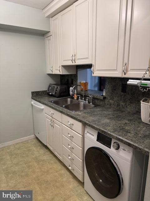 laundry room with sink and washer / dryer