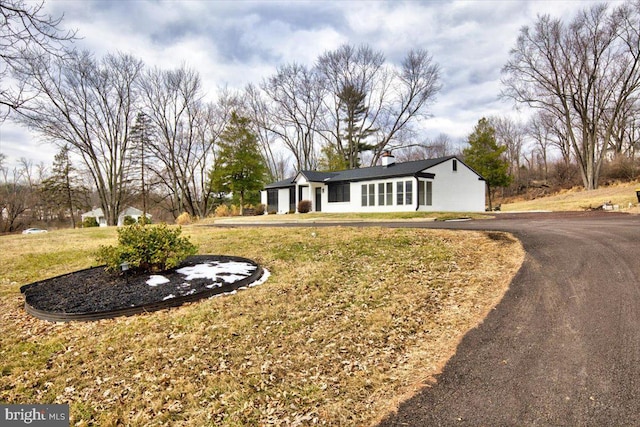 view of front of home with a front lawn