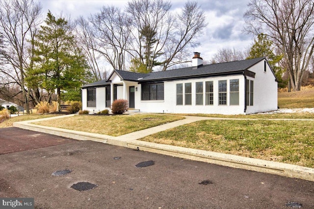 single story home featuring a front yard