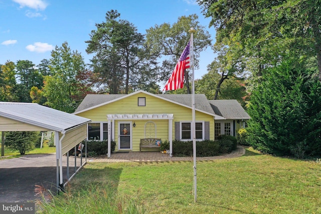 view of front of home featuring a front yard and a carport