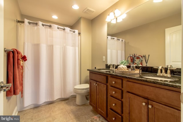 bathroom with a shower with curtain, vanity, and toilet