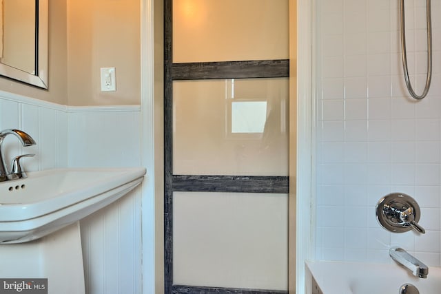 bathroom featuring tiled shower / bath