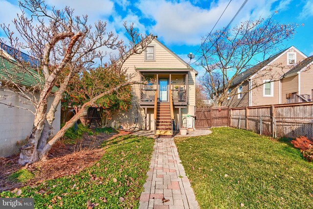 view of front of property featuring a front lawn