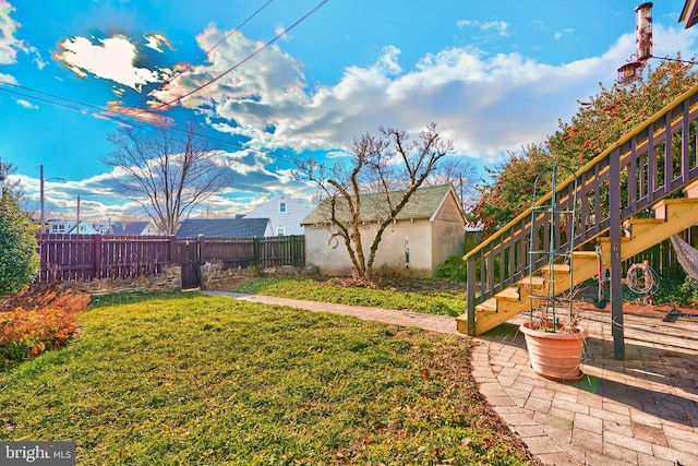 view of yard featuring an outbuilding