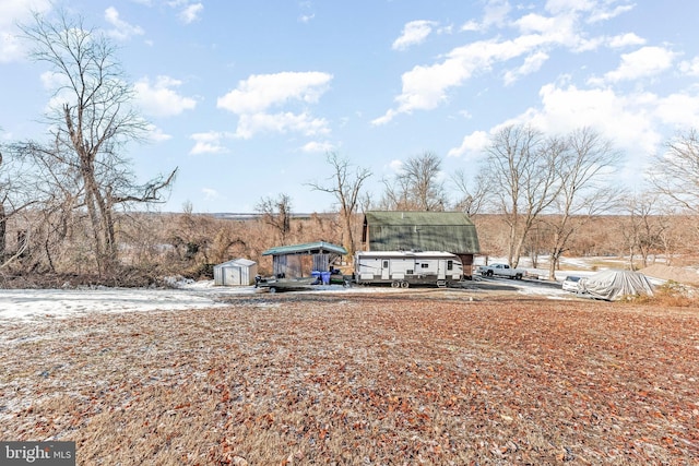 view of yard with a storage unit