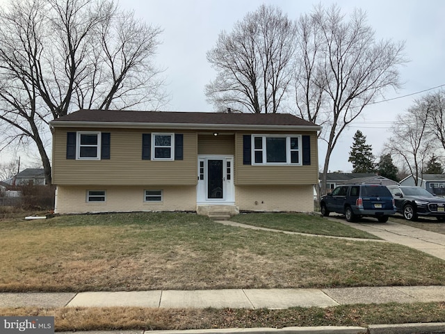 split foyer home with a front yard