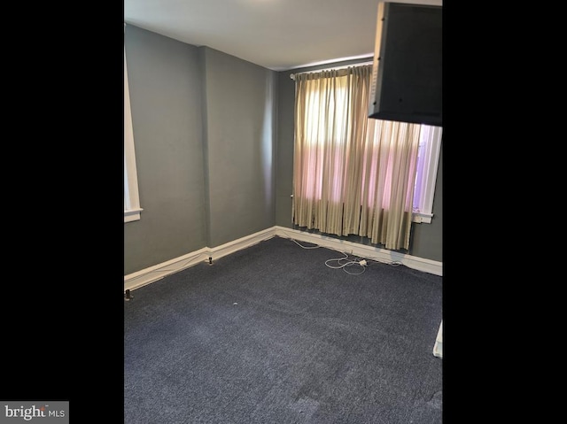 unfurnished room featuring carpet