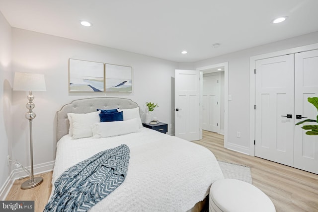 bedroom featuring light wood-style flooring, baseboards, a closet, and recessed lighting