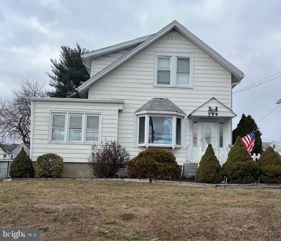 view of front of house with a front lawn