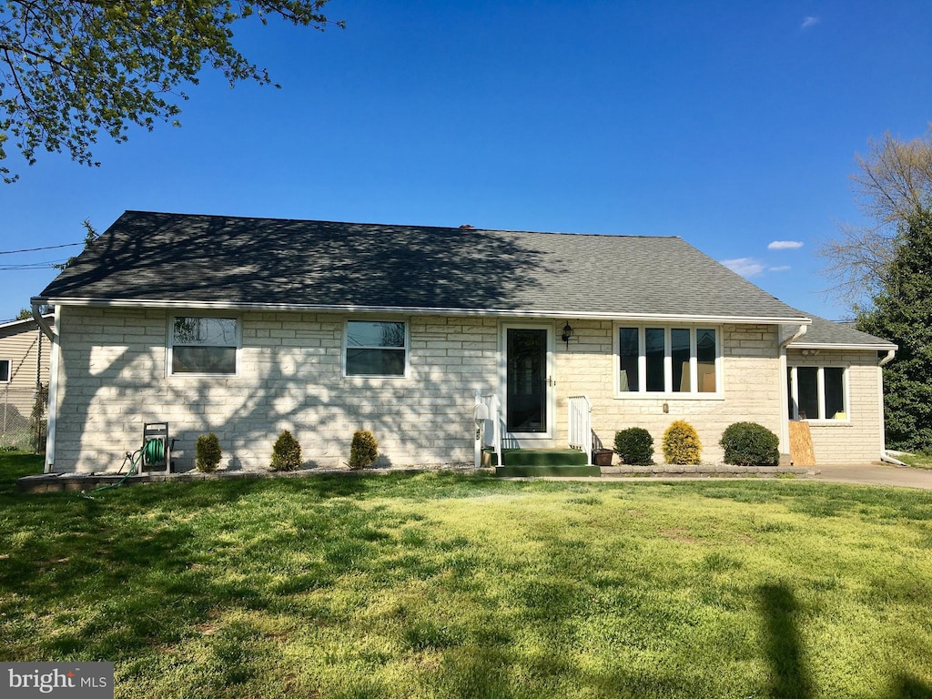 view of front of house featuring a front lawn