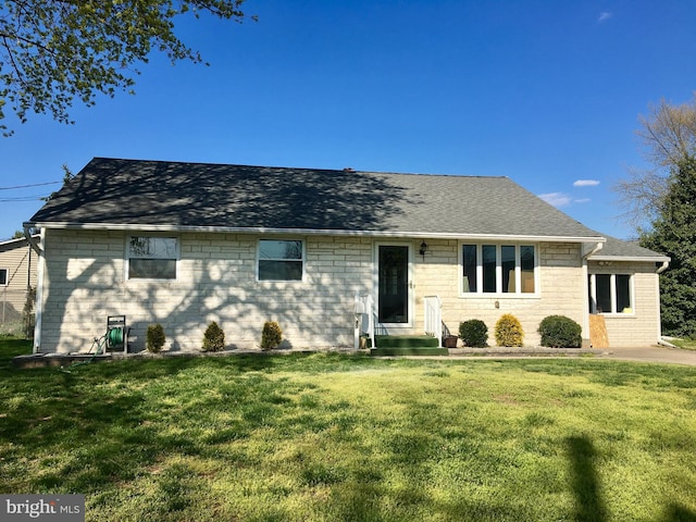 view of front of house featuring a front lawn