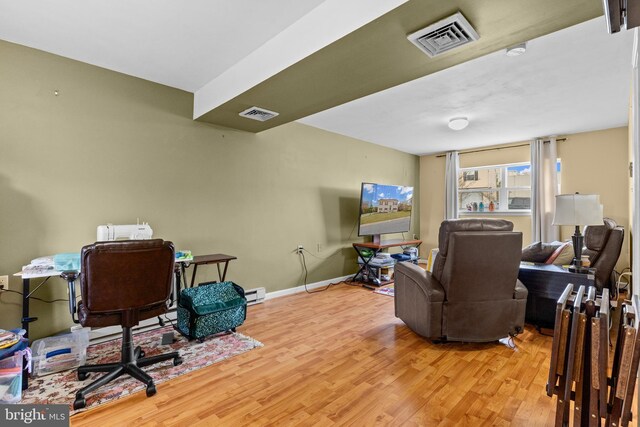 1025 Harmony Hl, Lebanon, PA 17046 - living area featuring visible vents, baseboards, and wood finished floors