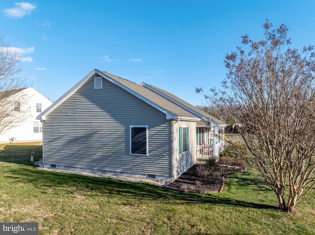 view of side of property featuring a yard