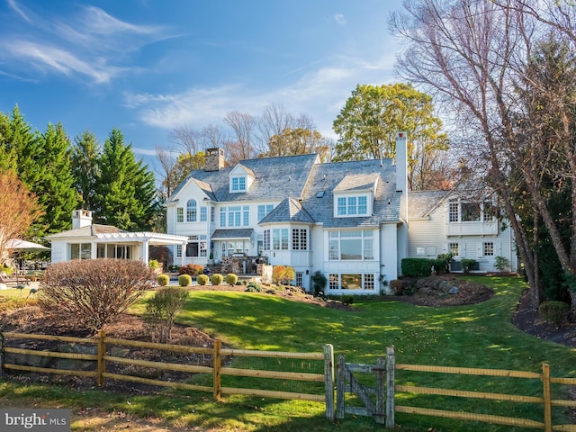 view of front of home featuring a pergola and a front yard